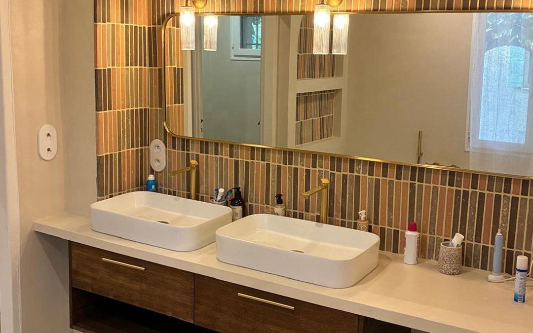 Réalisation d&rsquo;une salle de bain sur mesure en béton ciré à Avignon