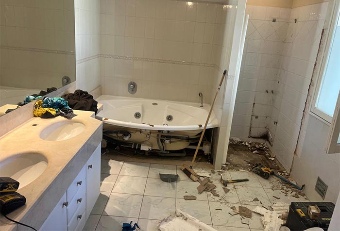 avant les travaux de réalisation d'une salle de bain sur mesure en beton